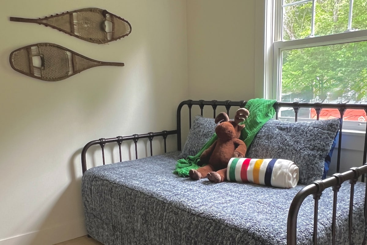 Sofá cama con cómodo colchón y cama nido a juego.  Se puede dejar como una cama individual, configurar como 2 camas individuales o una cama de matrimonio.  Por favor, háganoslo saber con antelación y le proporcionaremos la ropa de cama adecuada para su situación. 