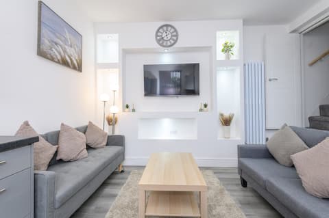 Top Airbnb: Spacious Stay for Families/Contractors + Parking in Harehills