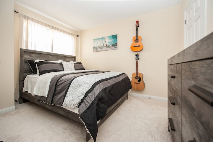 ห้องนอนที่อบอุ่นนี้มีเตียงควีนไซส์ที่สะดวกสบาย ตู้เสื้อผ้าในตัว และตู้ลิ้นชัก ห้องน้ำเต็มรูปแบบอยู่ด้านนอก และมีห้องน้ำ 3.5 ห้องในบ้าน คุณจะมีความสะดวกสบายมากมายในขณะที่คุณอยู่ที่นี่!