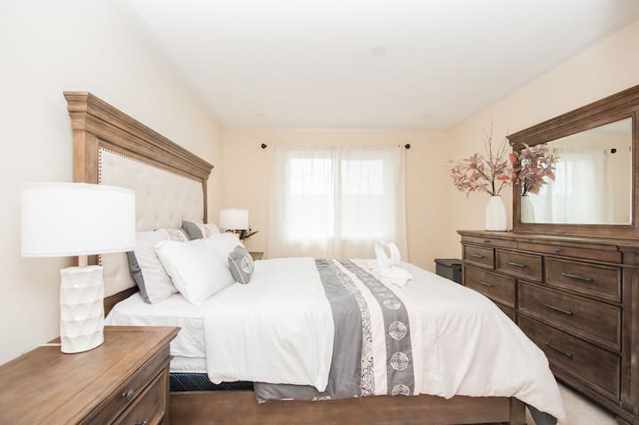 ผ่อนคลายในห้องนอนใหญ่ที่อบอุ่นพร้อมเตียงควีนไซส์ ตู้เสื้อผ้าแบบเดินเข้าได้ ตู้ลิ้นชักที่มีสไตล์ และกระจก ห้องน้ำในตัวทำให้ง่ายต่อการทำความสะอาดและผ่อนคลายหลังจากสำรวจมาทั้งวัน