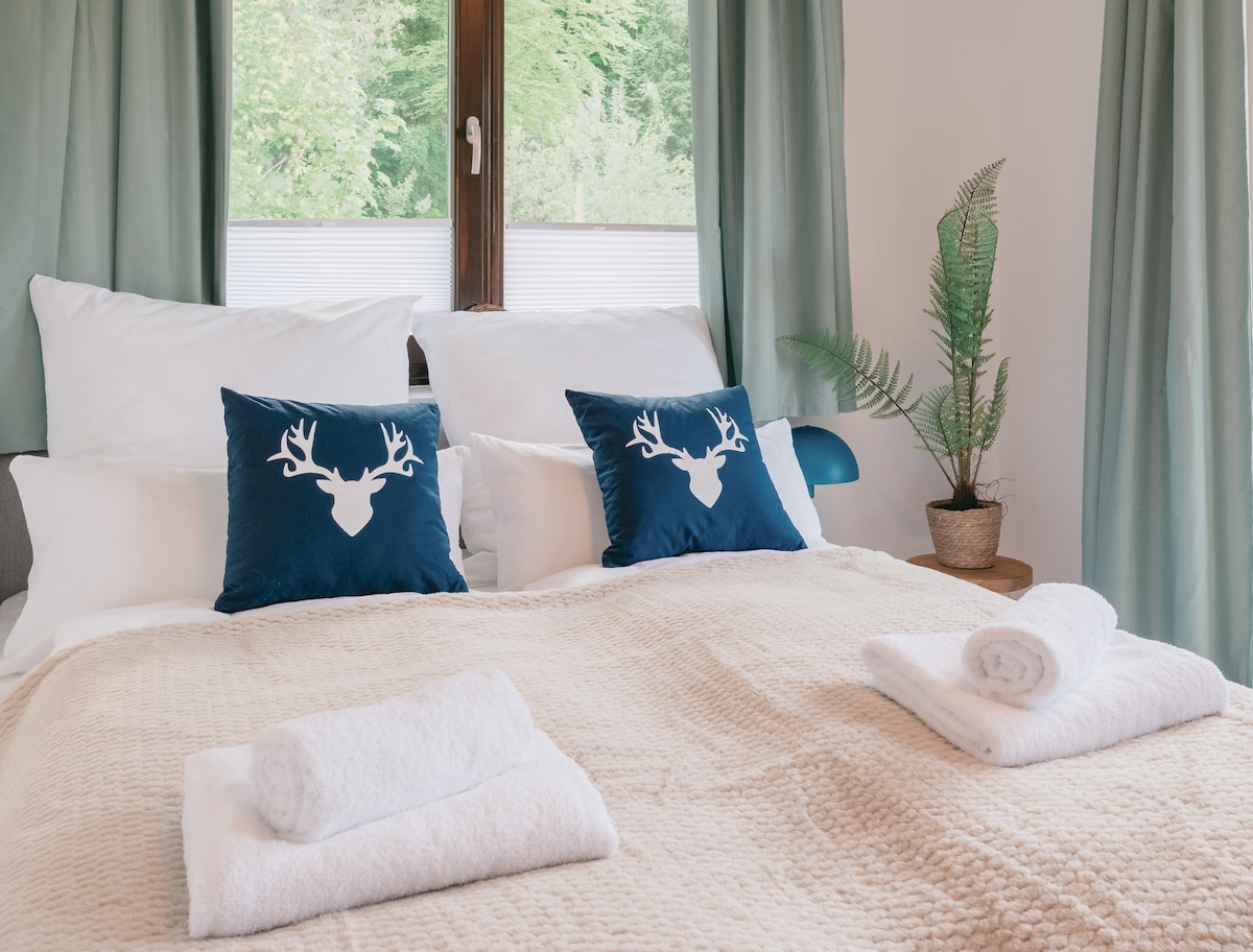 Träumt gut: Hochwertiges Queensize-Boxspringbett mit Zugang zum Balkon und Bergblick – erholsamer Schlaf garantiert.