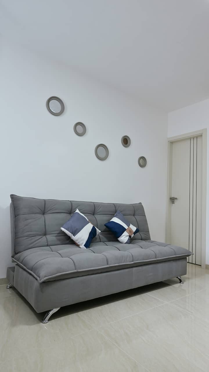 ️ Relájate en el confortable sofá cama del living, ideal para disfrutar de la comodidad  del ambiente perfecto gracias al aire acondicionado. Un espacio pensado para tu descanso y comodidad.