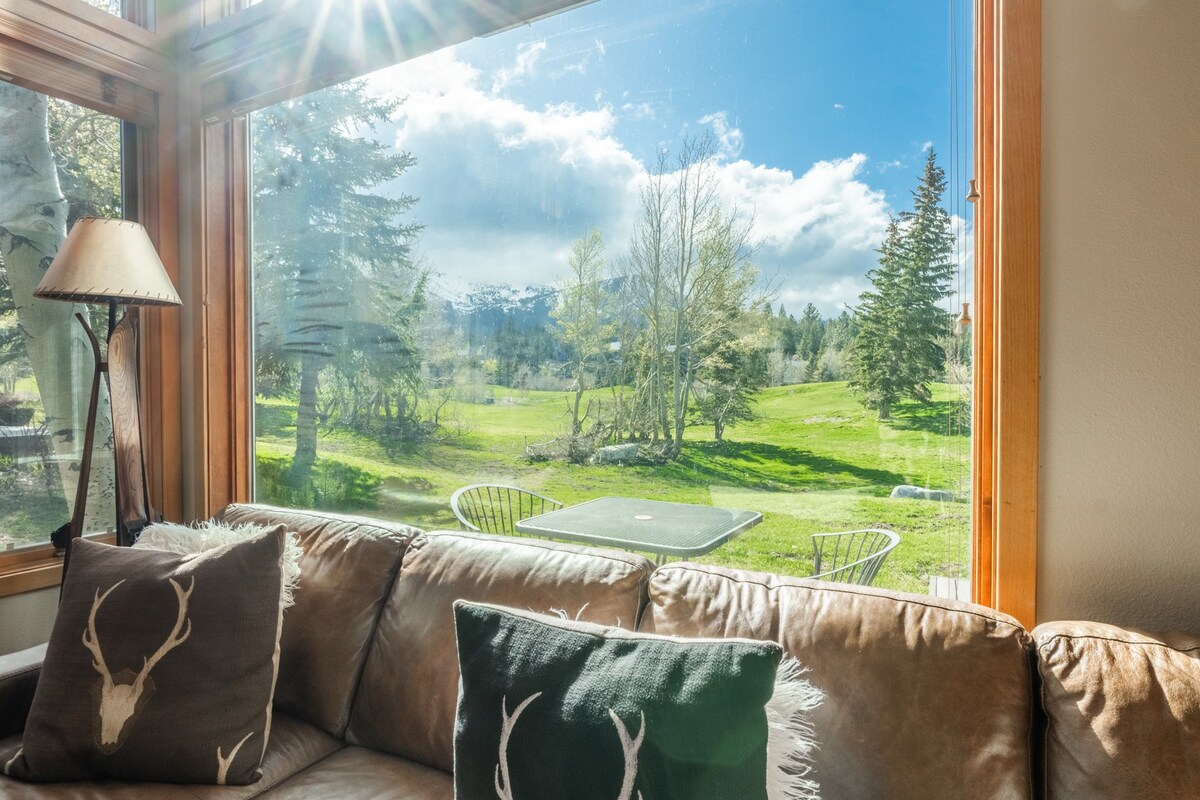 Top Airbnb: 4BR Family Retreat. Mountain Views on Golf Course. in Mammoth Lakes