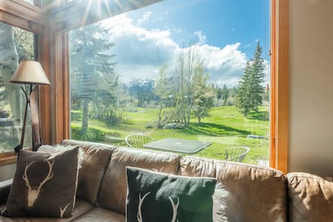 Top Airbnb: 4BR Family Retreat. Mountain Views on Golf Course. in Mammoth Lakes