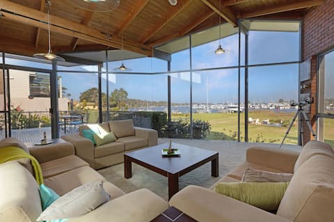 Dun Ri: Waterfront Getaway – 4BR/ and Pet-Friendly