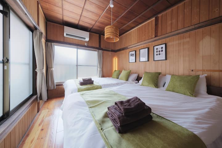 ２階ダブルベットが２つあるお部屋。机もあるので、お化粧やパソコン作業もできます。