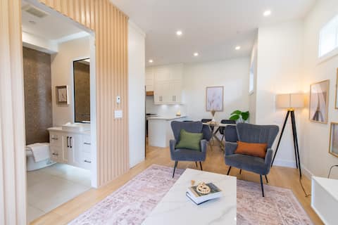 Top performing Airbnb: Elegant Modern Home | SkyTrain & 10 mins Downtown in Renfrew Collingwood