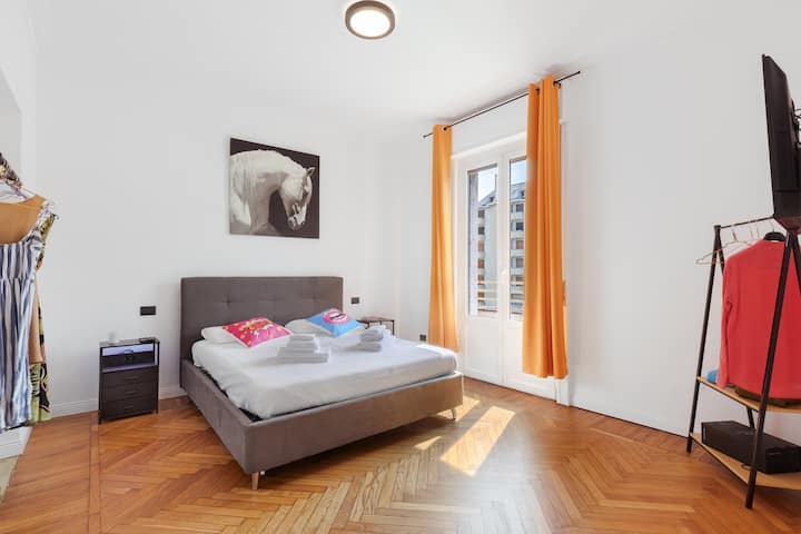 Habitación doble luminosa con cama de espuma viscoelástica, aire acondicionado y acceso directo al balcón para momentos de relax al aire libre. Comodidad y tranquilidad garantizadas.