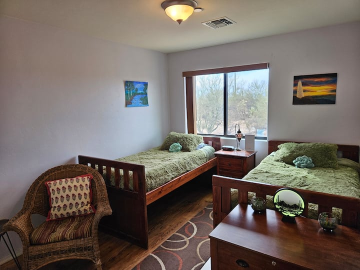 Dve samostatné lôžka v zelenej machovej farbe