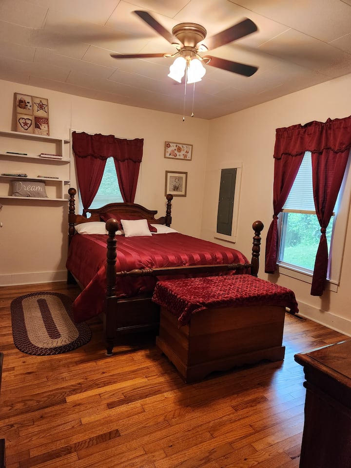 ห้องนี้อยู่ชั้นล่างและมีเตียงควีนไซส์ 1 เตียงและชุดตู้ลิ้นชัก