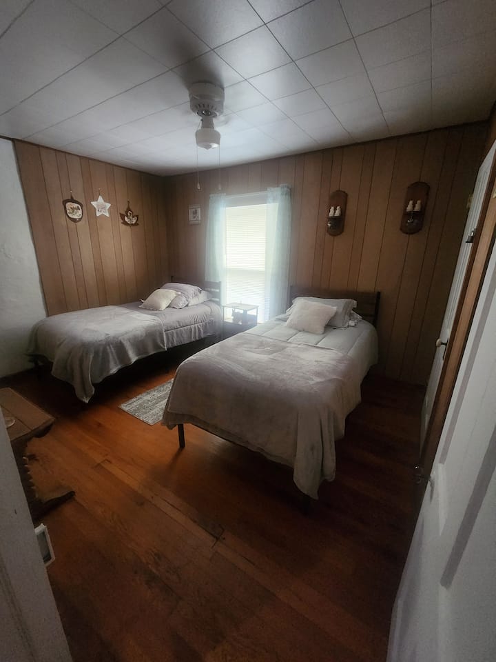 ห้องนี้อยู่ชั้นบนและมีเตียงแฝด 2 เตียงและตู้เสื้อผ้า