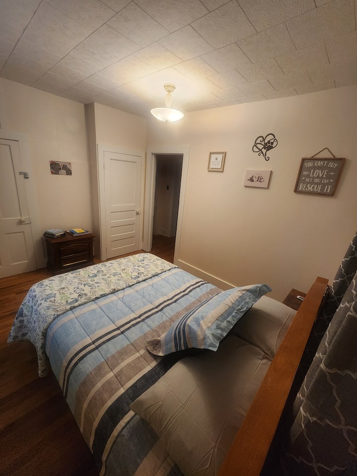 ห้องนี้อยู่ชั้นล่างและมีเตียงขนาดใหญ่ 1 เตียงและตู้เสื้อผ้า