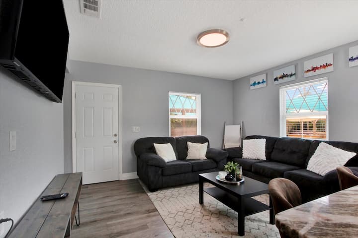 Tampa Oasis: Private Pool, Hot Tub, Sauna & Ponds - Tampa, FL