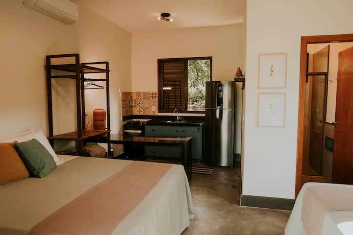 Suíte charmosa com deck integrado e uma delicada copa equipada — perfeita para famílias, especialmente com bebês, que valorizam conforto e autonomia na hora de cuidar das refeições.