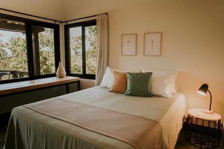 Confortável e funcional, esta suíte com deck oferece tudo o que você precisa para descansar em paz, além de uma mesa versátil — perfeita para trabalhar, ler ou criar seus momentos.