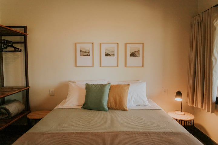 Suíte acolhedora com deck, perfeita para uma estadia tranquila e confortável.