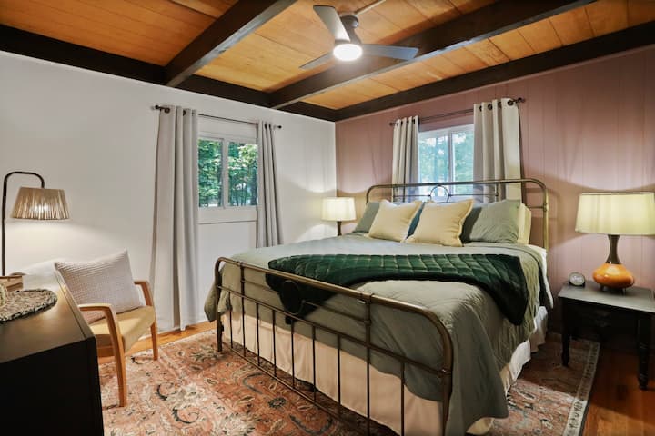 Zamračujuće zavjese i iznimno udoban krevet jamče odličan san. U prvoj spavaćoj sobi nalazi se veliki bračni krevet na kojem možete odmoriti umorne mišiće nakon cijelog dana na skijalištu.