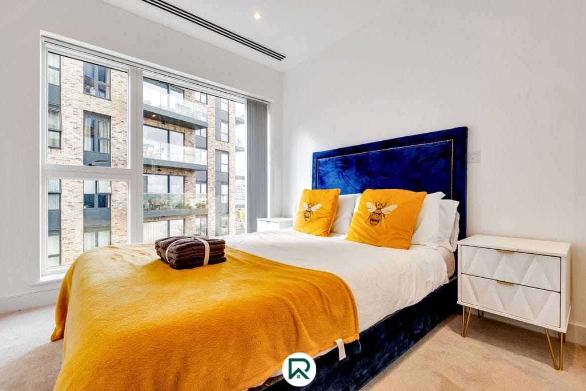 Habitación luminosa y divertida con vibrantes detalles amarillos, perfecta para una estancia cómoda y alegre.