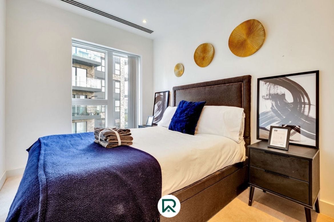 Dormitorio luminoso y acogedor con una decoración elegante, que ofrece un refugio tranquilo para una noche de sueño reparador.