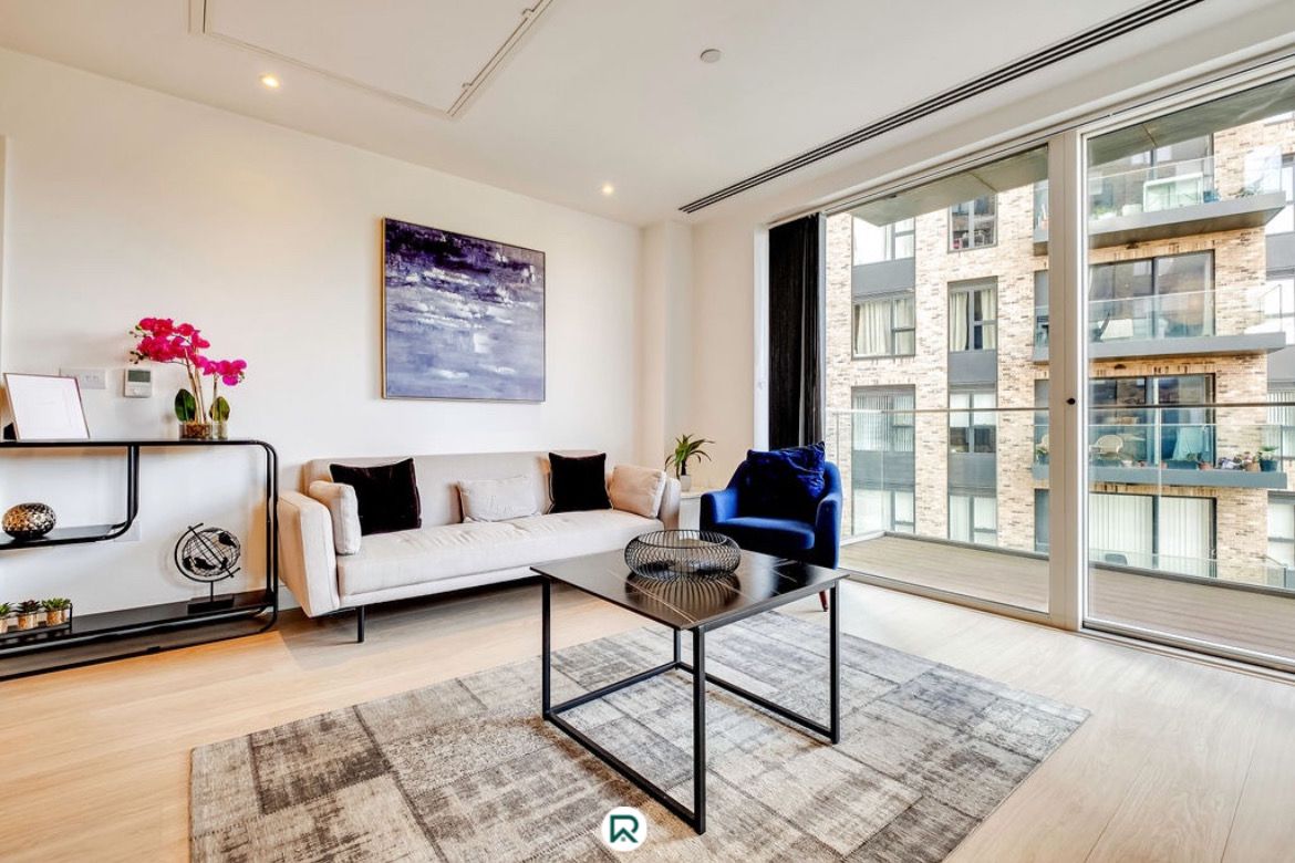 Amplia y moderna sala de estar con impresionantes vistas, perfecta para relajarse o entretener a los huéspedes.