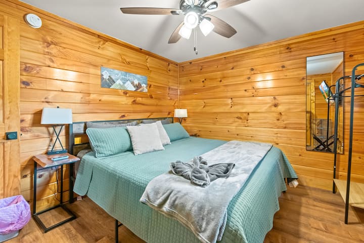 חדר שינה נוח בגודל קינג-סייז לשינה טובה בלילה