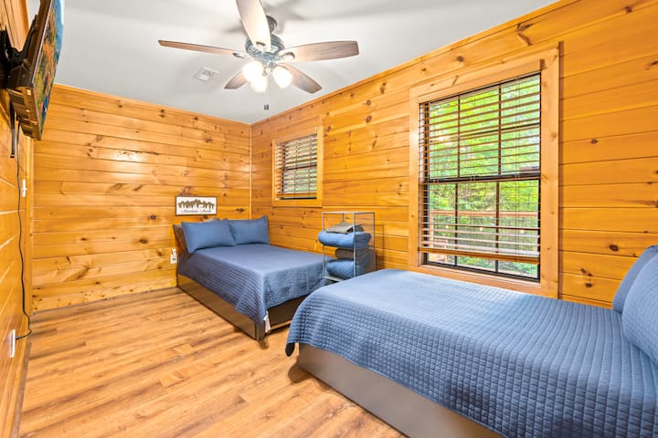 למעלה, חדר זה יכול להלין עד ארבעה אנשים עם מיטות זוגיות, כולל מיטות נפתחות.  