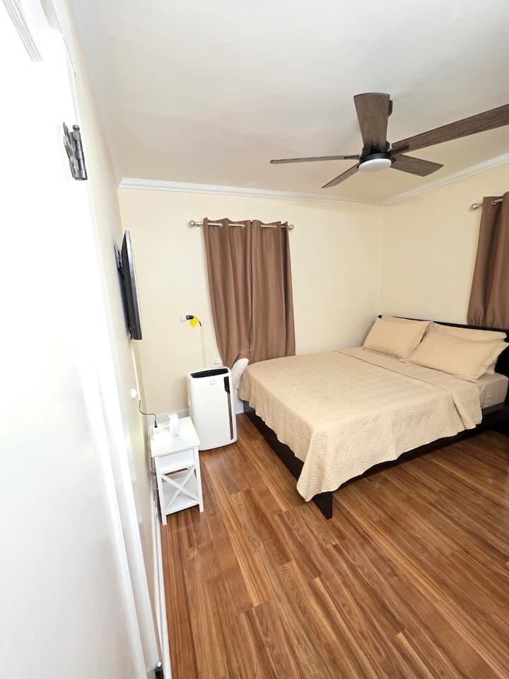 Cómoda cama tamaño queen con sábanas frescas.
Televisión inteligente 4K
Espacio de trabajo dedicado con internet de alta velocidad, estación de acoplamiento Dell, monitor 2K, teclado y ratón.
Aire acondicionado/calefacción portátil con mando a distancia
Cortinas opacas
Armario.
Ventilador de techo con control remoto