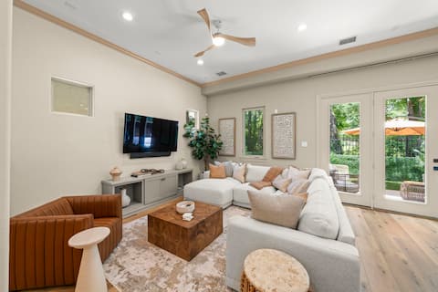 Top Airbnb: The DOVI Collection | Gated Luxury Retreat & Pool in The Woodlands
