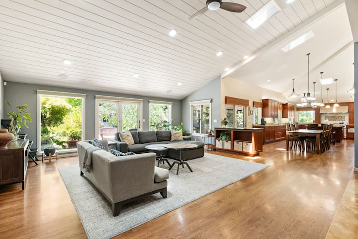 Miro Grove Manor–4BR/3.5BA*1.5 Acres*Privacy*AC