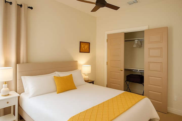 ️ Tu comodidad, lista y esperándote. El dormitorio dos ofrece una acogedora cama tamaño queen, iluminación suave y un armario abierto con elementos esenciales para ayudarte a instalarte con facilidad.
Cama tamaño✨ queen | Mesitas de noche | Armario surtido