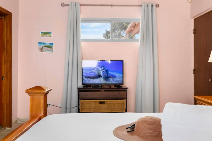 غرفة نوم مع تلفزيون ذكي