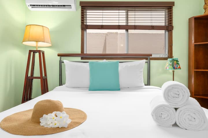 تتميز غرف النوم المريحة بحمامات داخلية خاصة ووحدات تكييف فردية وخزائن وبياضات فاخرة لقضاء ليلة مريحة. 