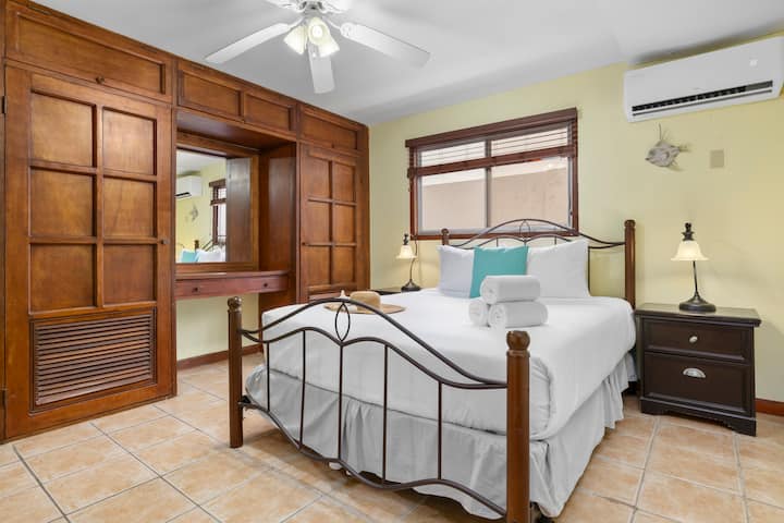 تتميز غرفة النوم الواسعة بوحدات مكيف هواء فردية وخزائن وبياضات ممتازة لقضاء ليلة مريحة. 