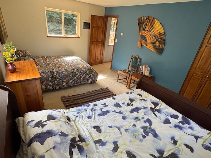 Druga spavaća soba ima jedan bračni krevet (širine 150 – 179 cm) i jedan dvostruki krevet.