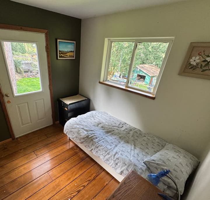 U knjižnici se nalazi jedan pomoćni krevet na izvlačenje.  Ako je potrebno, može primiti 2 osobe, ali je najprikladniji za djecu. Ova prostorija ima i vlastiti trijem.