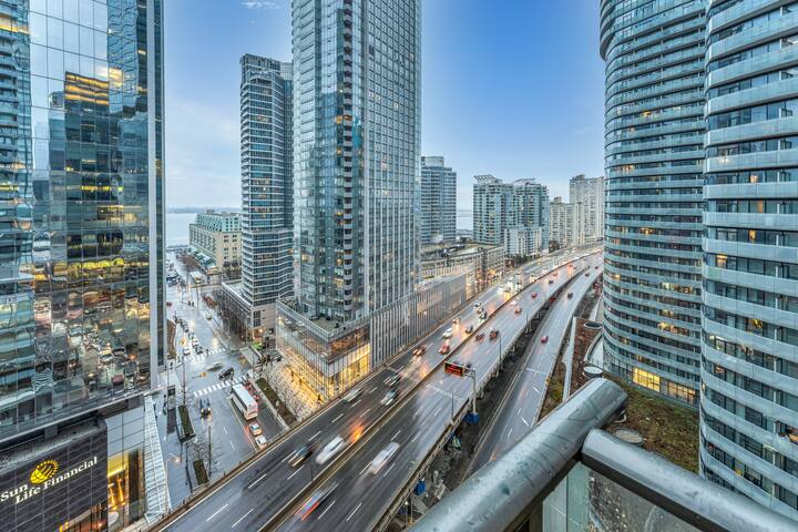 City-Chic 2BR Condo Steps to CN Tower & MTCC gallery image 2