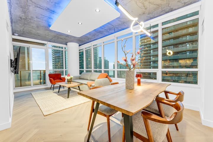 City-Chic 2BR Condo Steps to CN Tower & MTCC