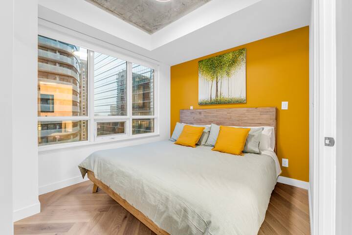 City-Chic 2BR Condo Steps to CN Tower & MTCC gallery image 4