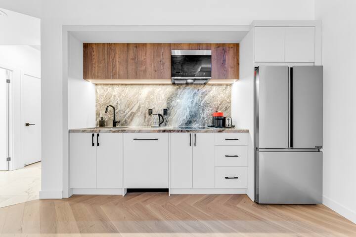 City-Chic 2BR Condo Steps to CN Tower & MTCC gallery image 3