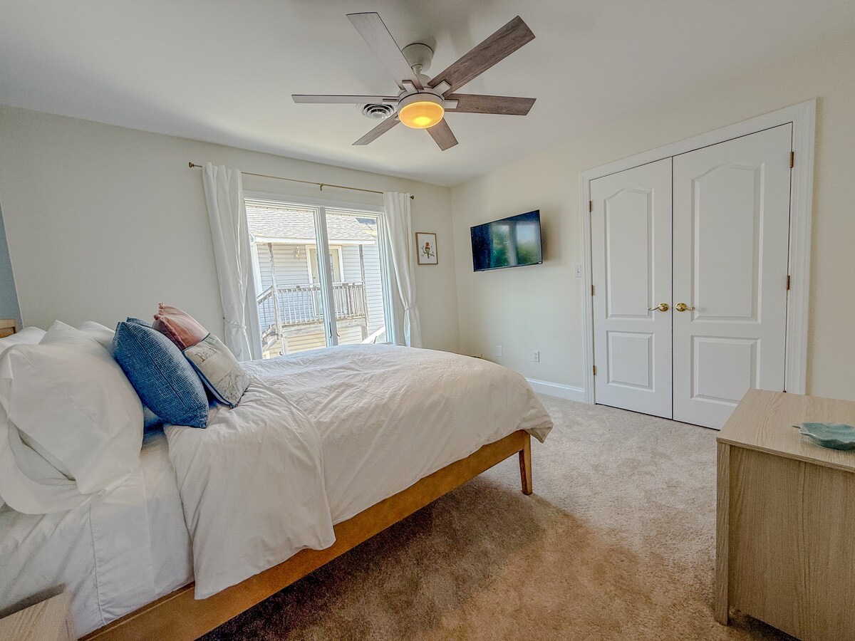 Spálňa s manželskou posteľou a inteligentnou TV s plochou obrazovkou