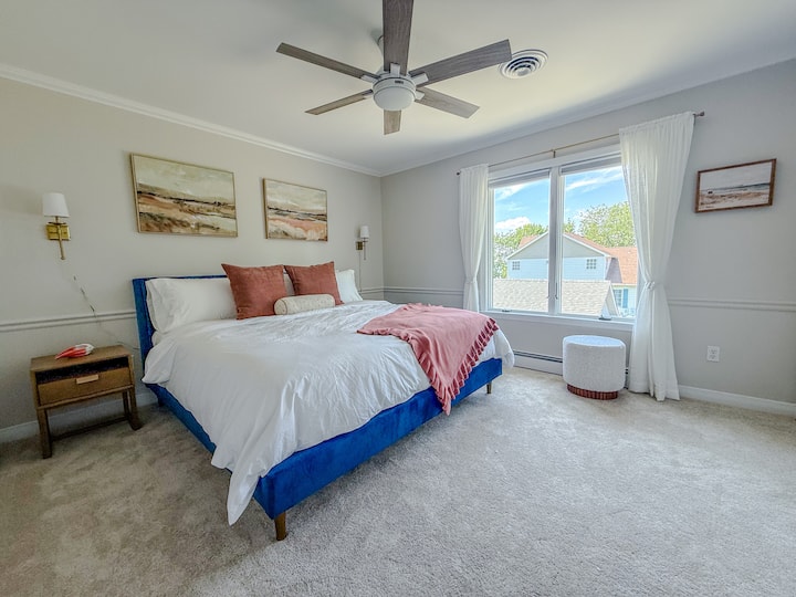 Dormitorio con cama king