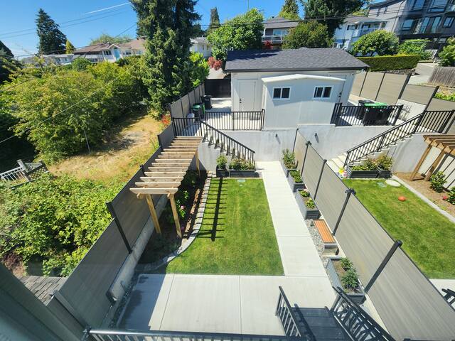 Luxury 3-Bedroom Home Modern Retreat in Vancouver gallery image 3