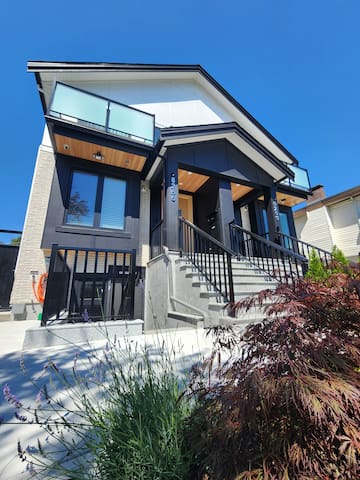 Luxury 3-Bedroom Home Modern Retreat in Vancouver