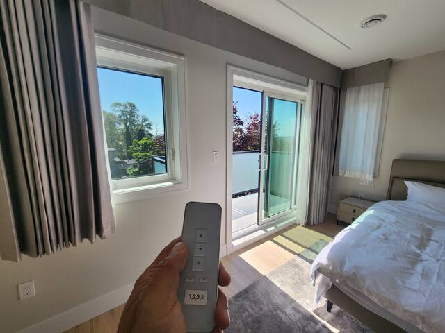 Luxury 3-Bedroom Home Modern Retreat in Vancouver gallery image 4