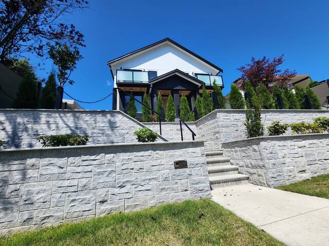 Luxury 3-Bedroom Home Modern Retreat in Vancouver gallery image 5