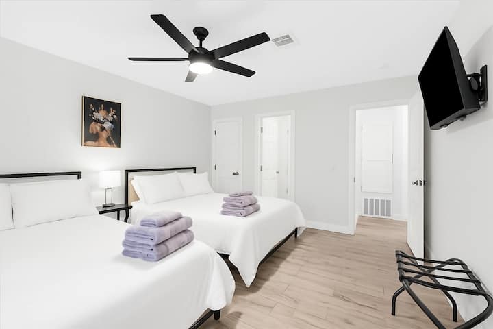 Esta amplia habitación con baño cuenta con dos cómodas camas tamaño queen, ideales para familias o grupos. Disfruta de la comodidad de un baño privado con ducha a ras de suelo y vestidor para tu uso exclusivo.
