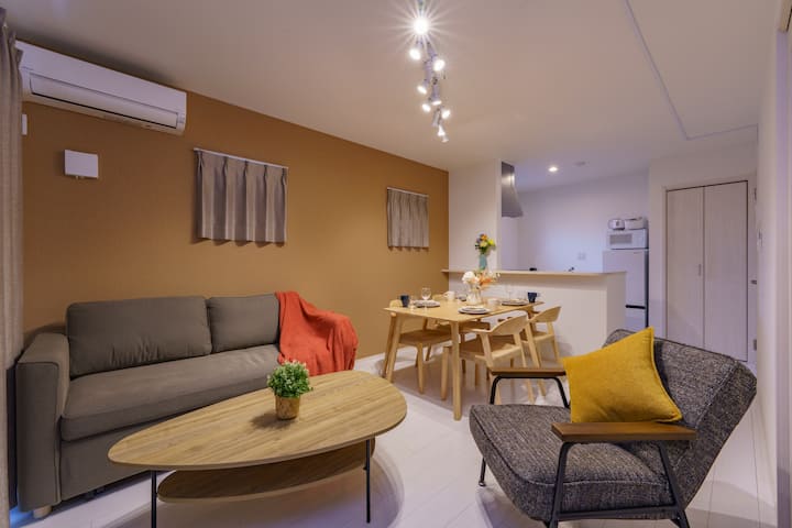 El salón, con su relajante combinación de colores, es ideal para pasar tiempo a solas o con los seres queridos.