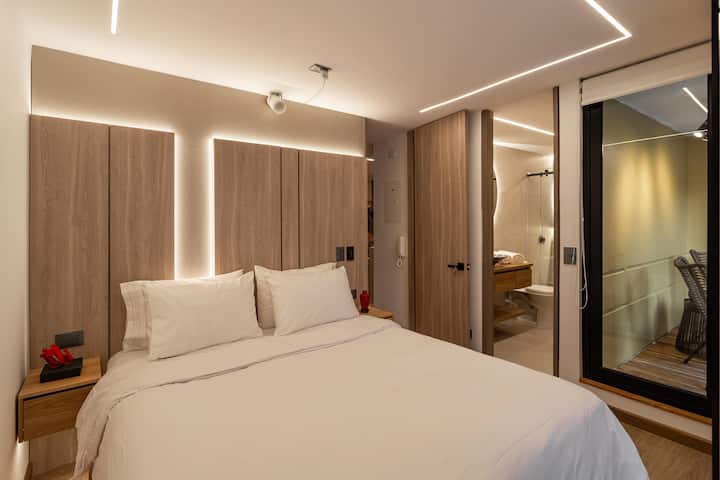 סוויטה שנייה - מיטת קווין סייז עם מצעים ברמה של מלון, ראש מיטה מואר, חדר רחצה צמוד ודלת הזזה למרפסת פרטית. ללגום קפה עם הזריחה, לעמעם את האורות, ולתת לרעש של בוגוטה להתמוסס מאחורי זכוכית אטומה לרעש.