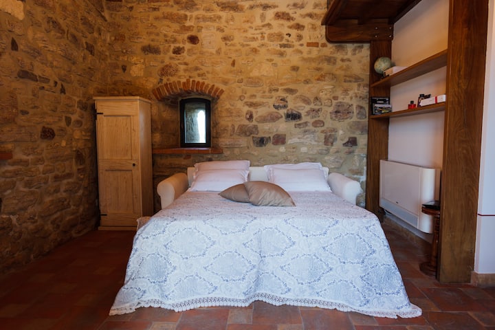 Salotto luminoso con divano letto per due persone, tv Smart 43 " e aria condizionata