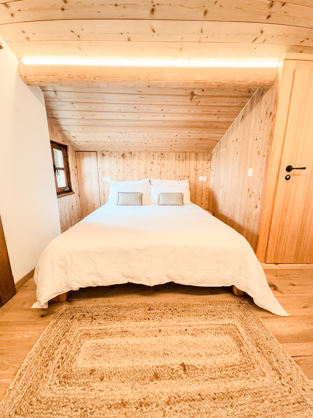 Cama tamaño king bajo vigas de alerce ️✨

Deslízate entre sábanas frescas, siente cómo la caminata del día se aleja y deja que las paredes de paneles de madera te susurren para dormir  